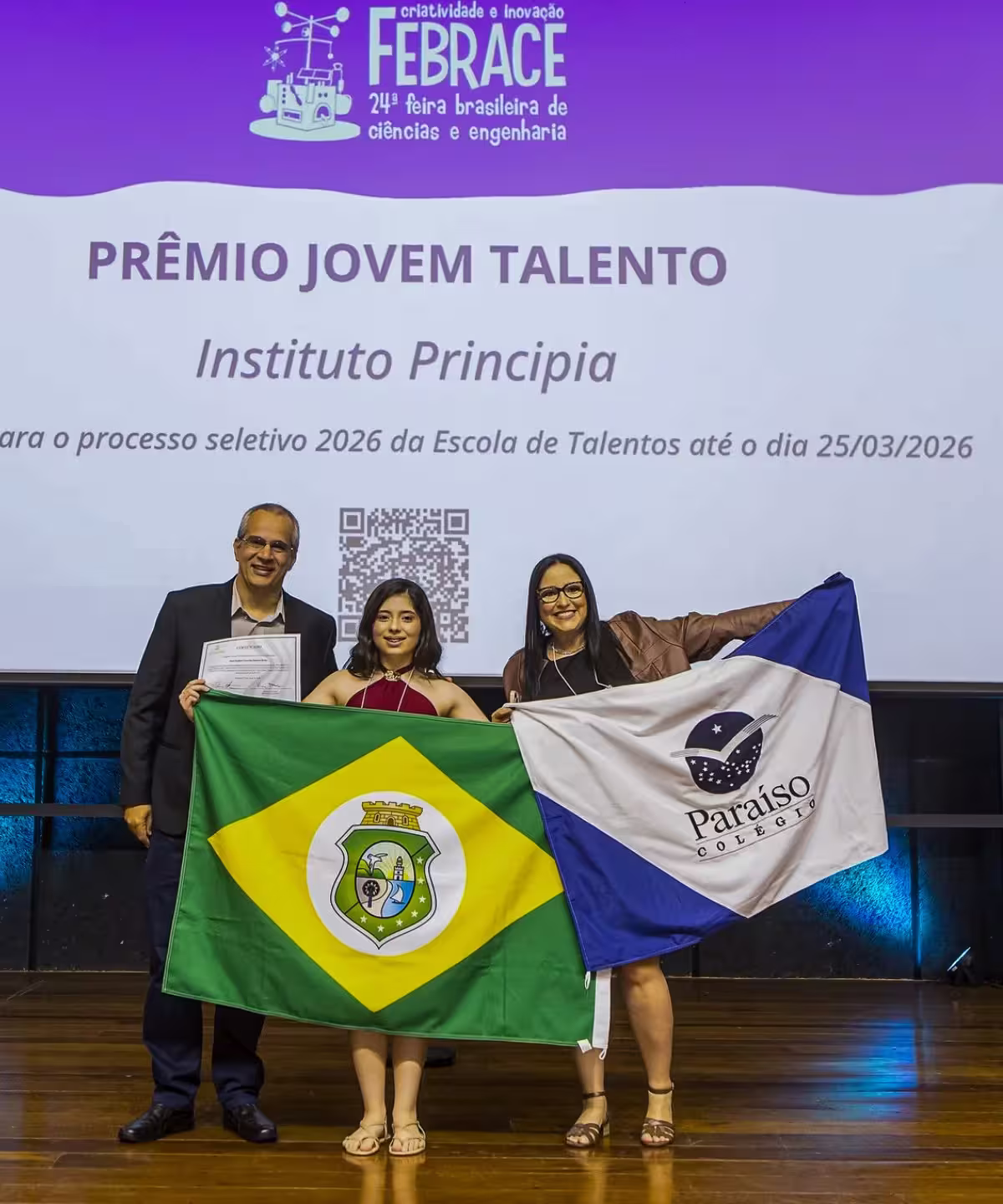 Ana Sophia recebendo reconhecimento por projeto científico