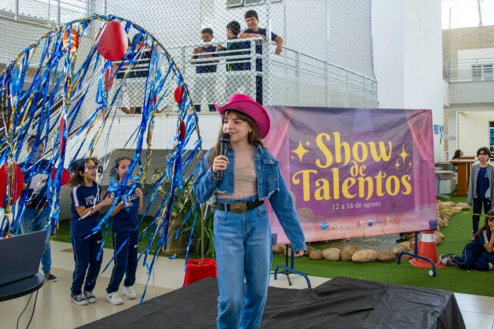 alunos lendo homenagens dispostas em varal