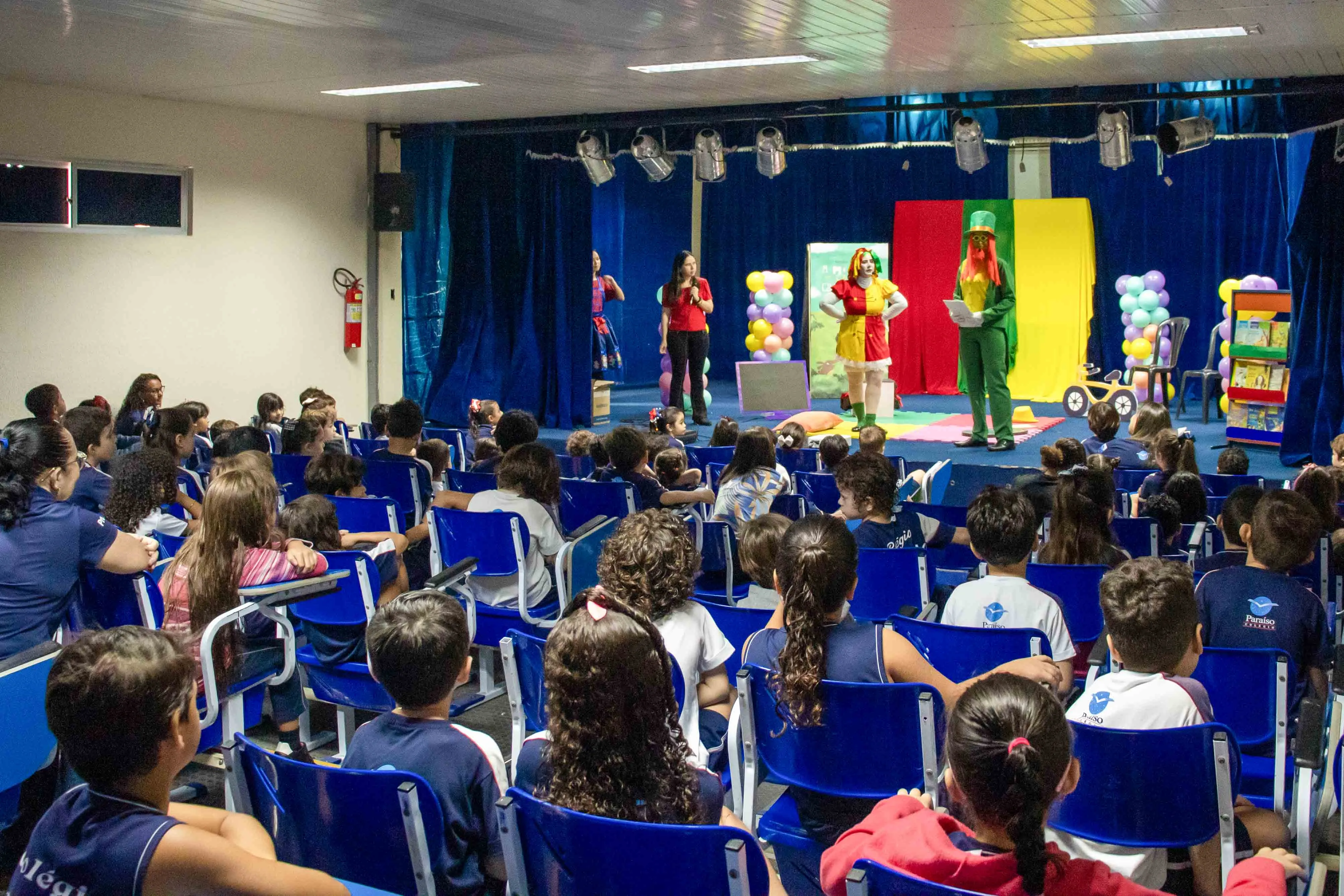 alunos do ensino infantil assistindo apresentação