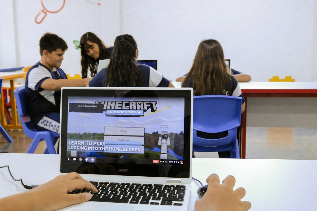 alunos realizando atividades com material interativo pelo minecraft education