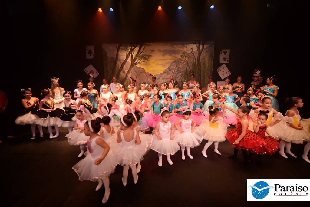 Personagens e cores – Colégio Paraíso realiza o Espetáculo de Ballet Alice no País das Maravilhas