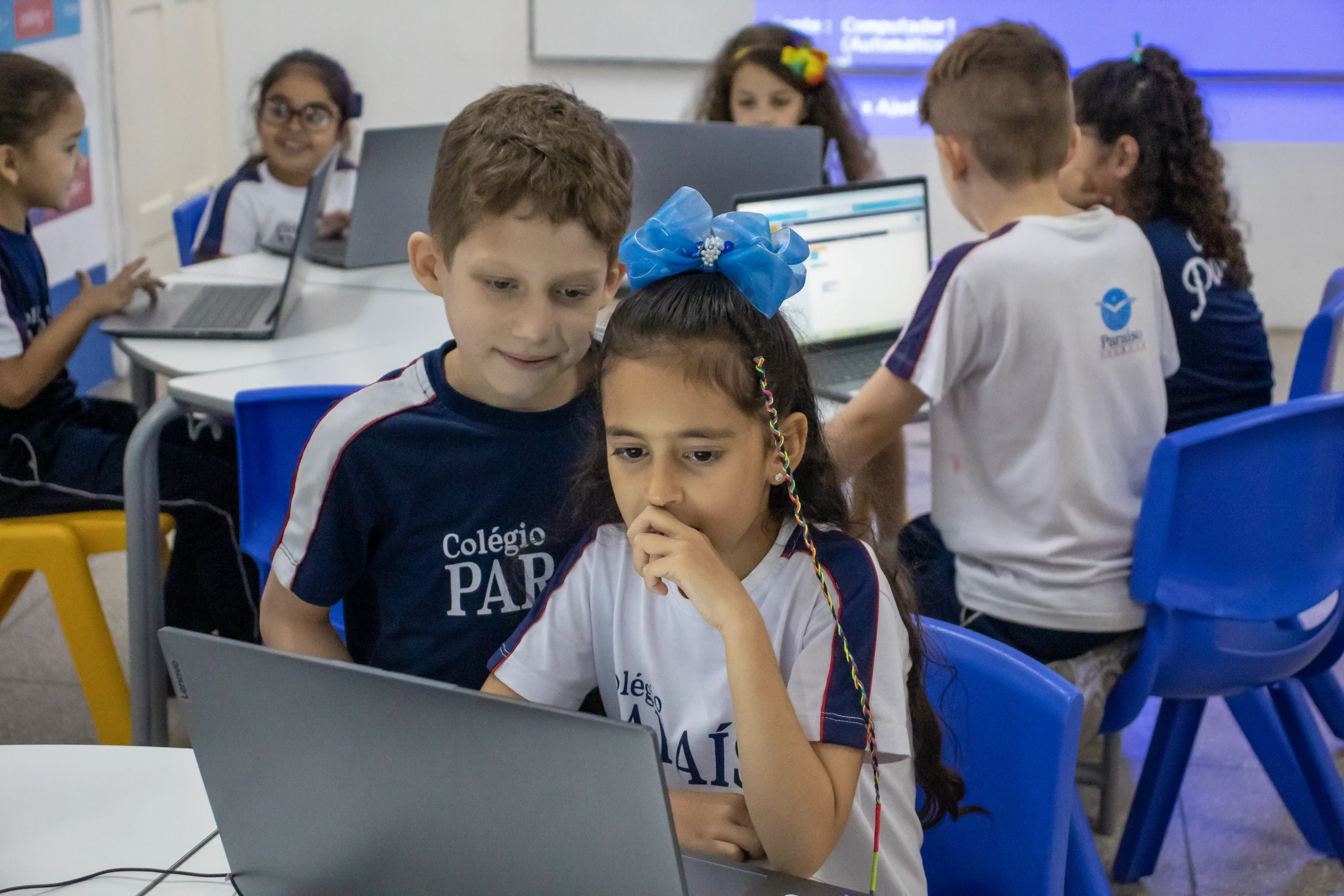 alunos em aula utilizando equipamentos tecnológicos