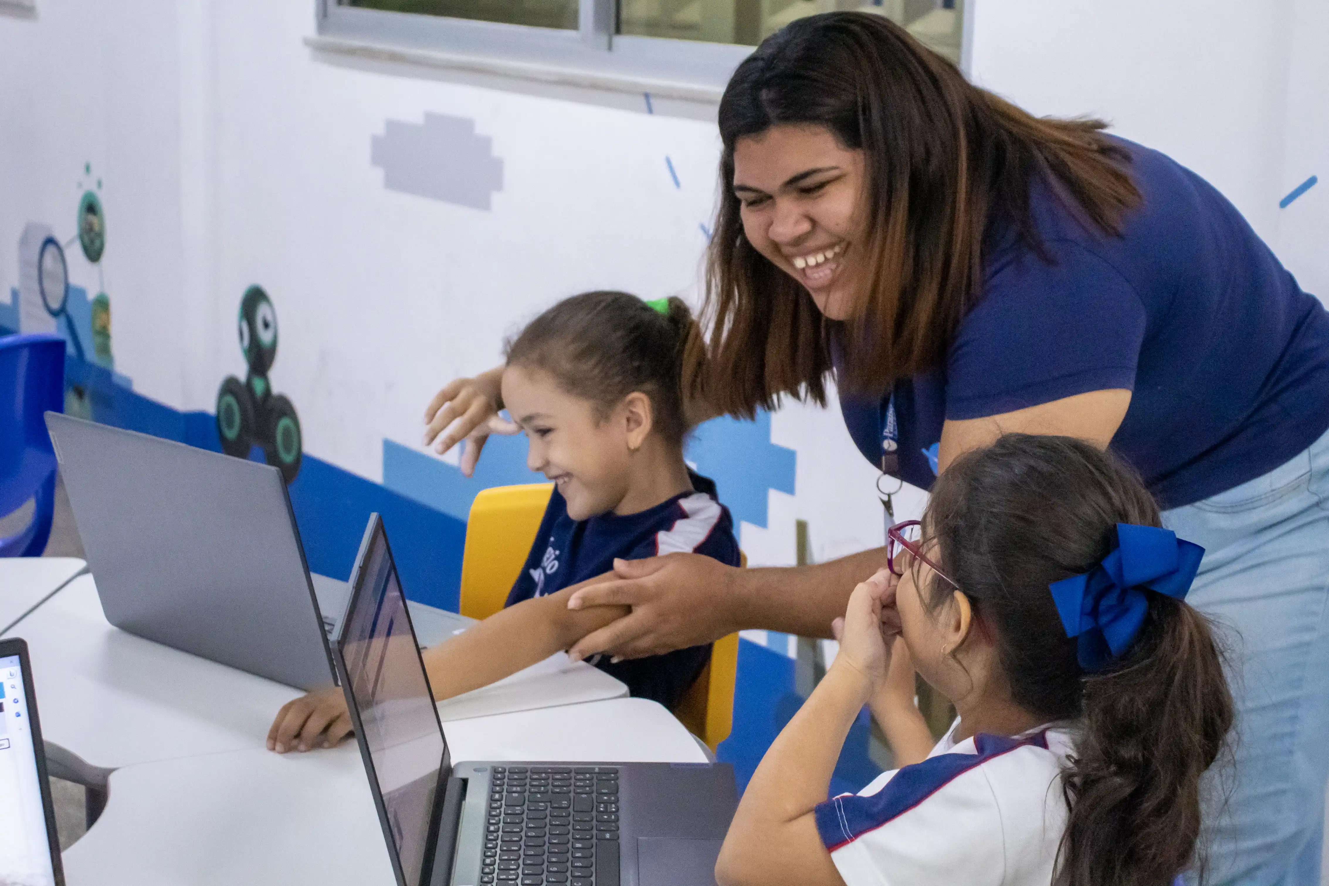 alunos e professora sorrindo em realização de atividade