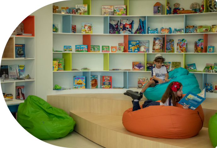 alunos lendo na biblioteca da unidade conceito