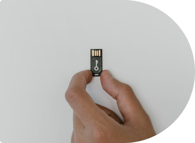 mão segurando pendrive