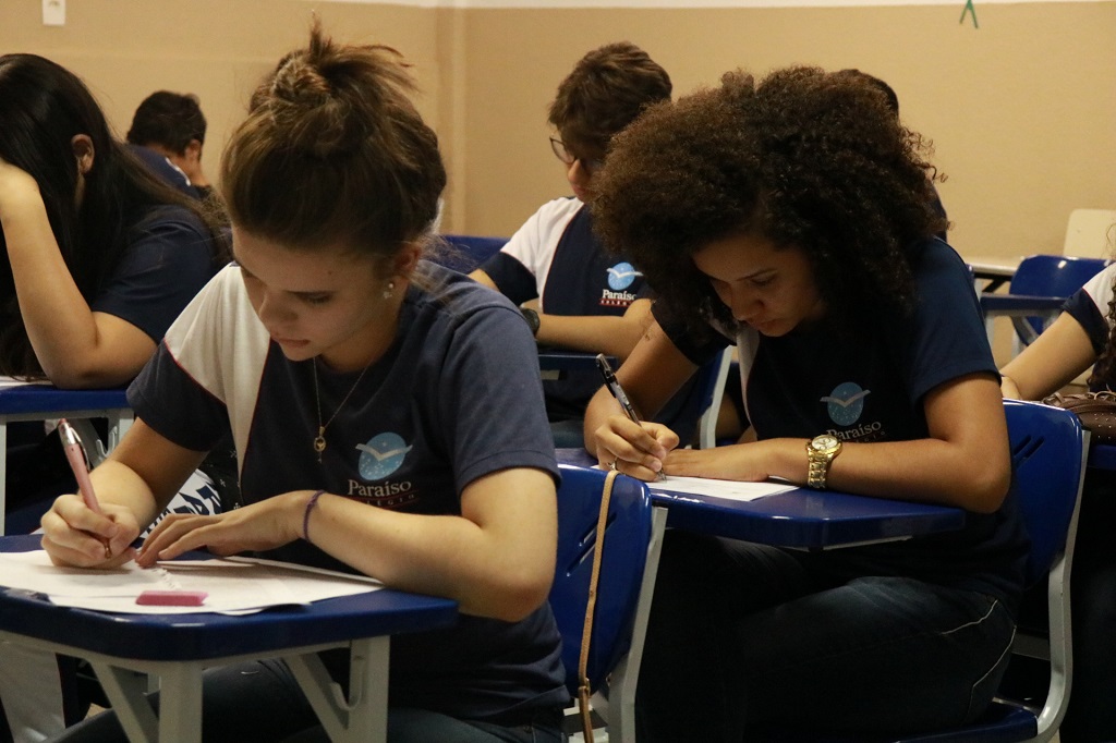 alunos realizando teste em sala de aula