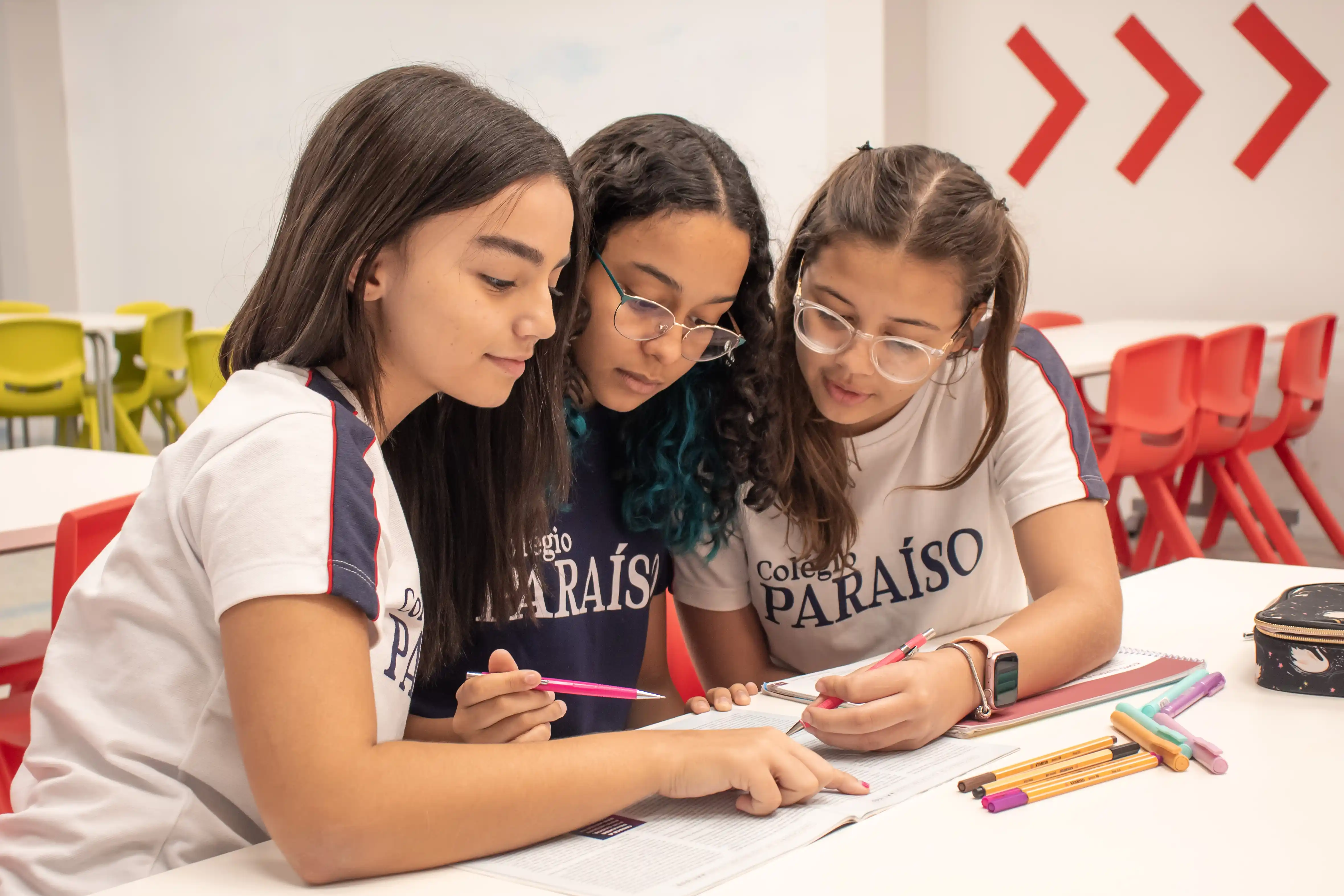 alunos realizando testes em sala de aula