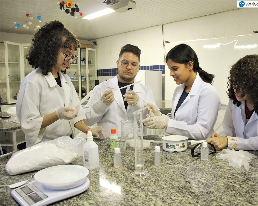 Contra a H1N1: estudantes produzem álcool em gel caseiro, de baixo custo e com ação repelente. 