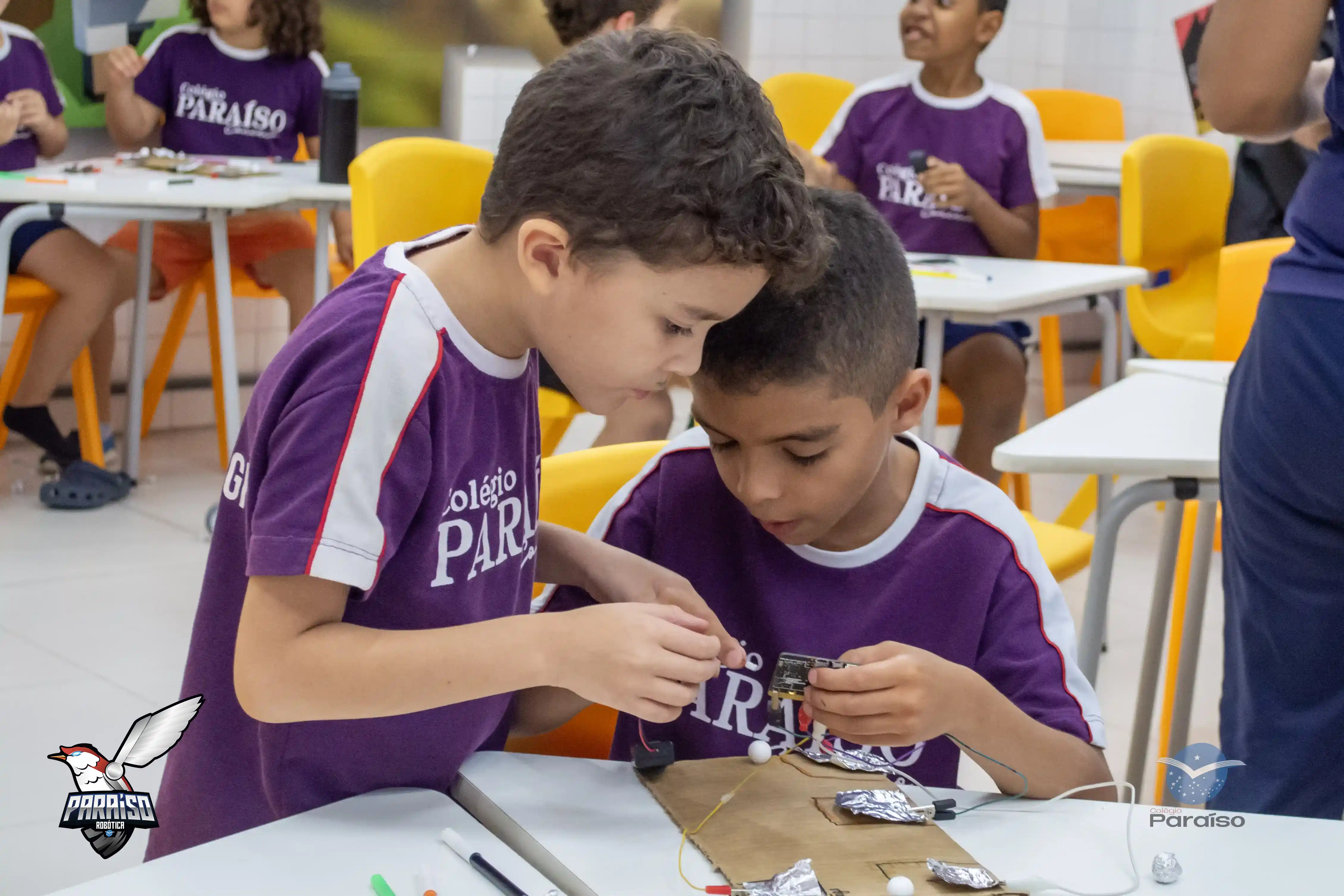 alunos utilizando aplicativo para programação de circuitos