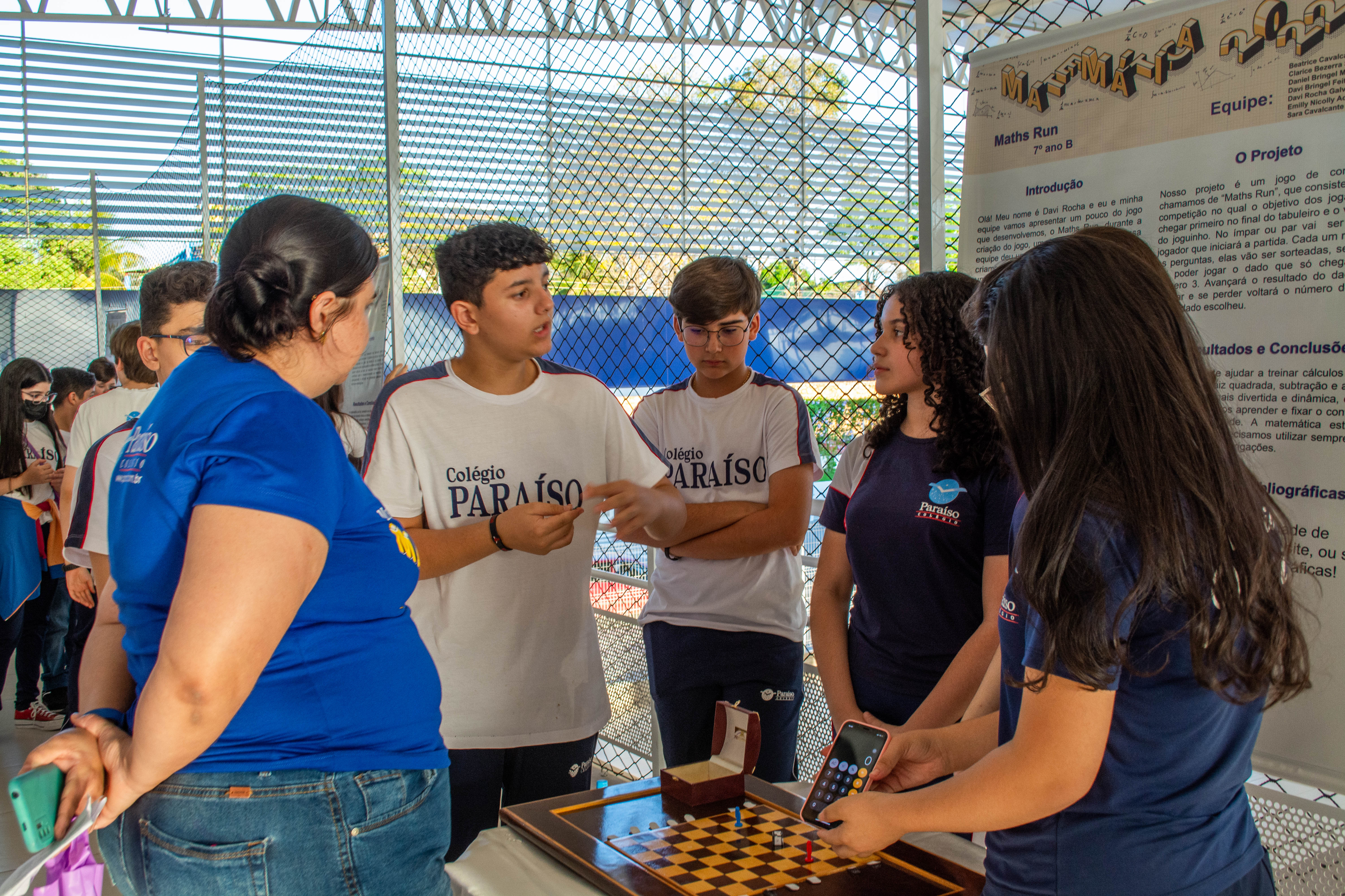 Alunos assistindo apresentação de trabalho