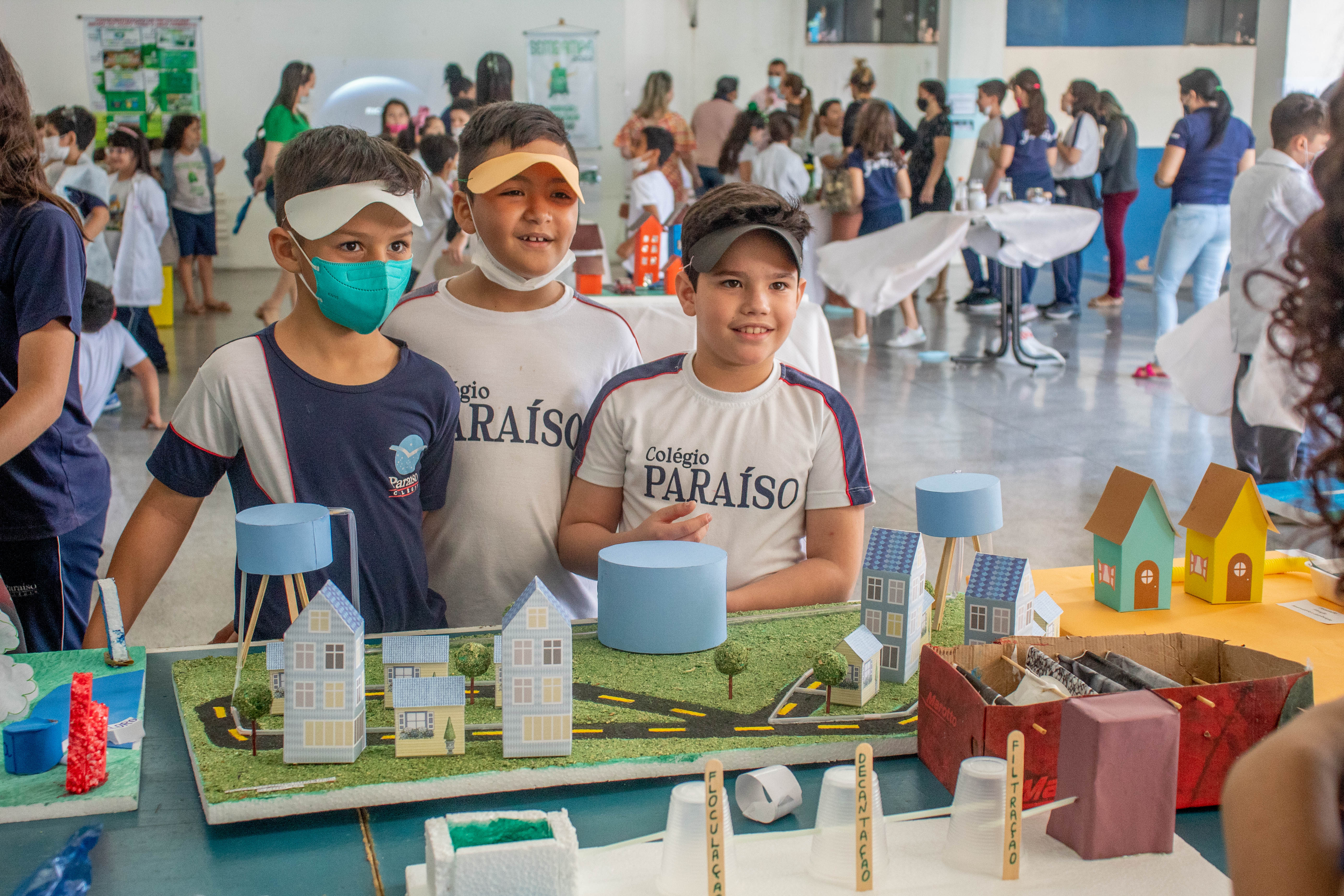 Alunos apresentando trabalho com maquete