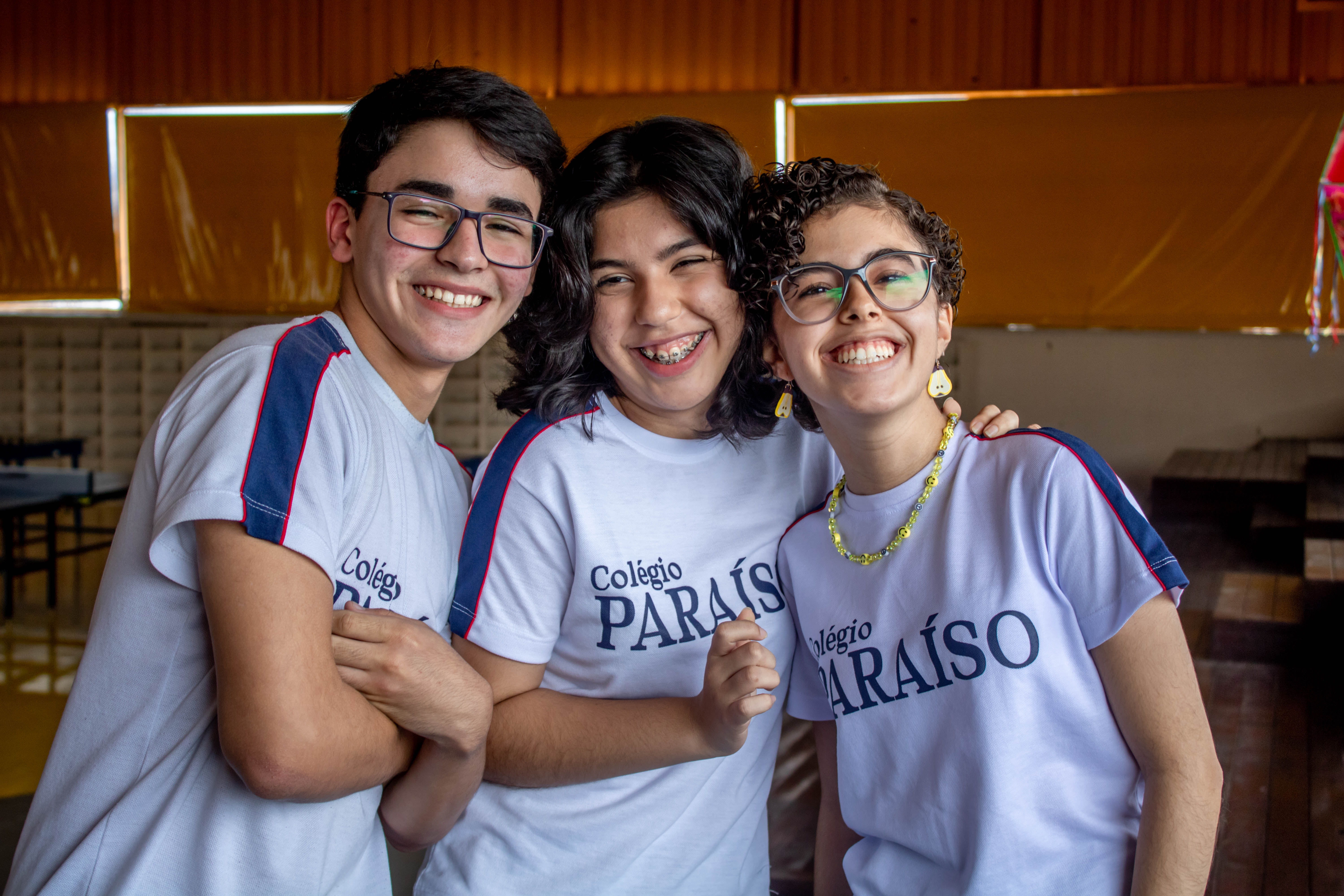 alunos unidos sorrindo para a foto